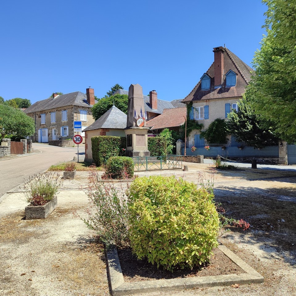 Place de l'eglise de Saint-Bonnet-Briance