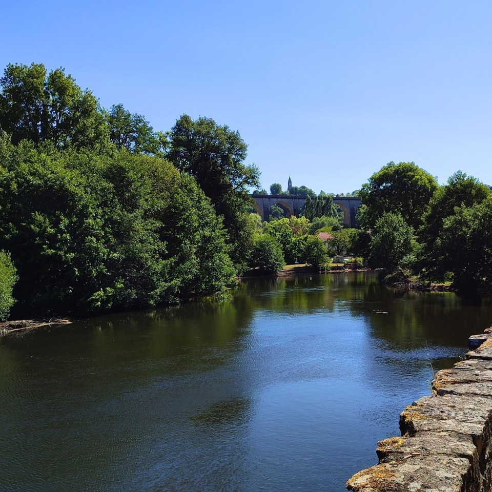 Vue sur la collégiale et le viaduc depuis les bords de Vienne