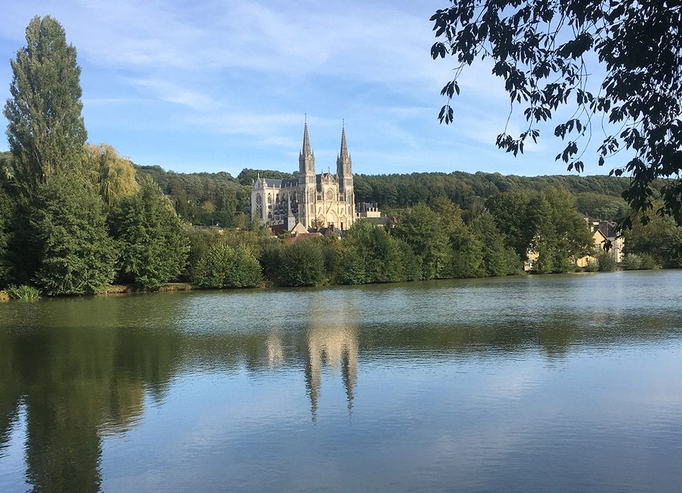 Plan d'eau et basilique Notre-Dame de Montligeon dans le Perche