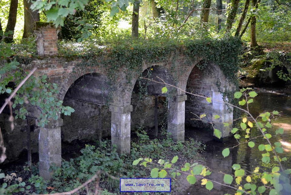 Ancien ouvrage hydraulique-En sortie de Charbonnières