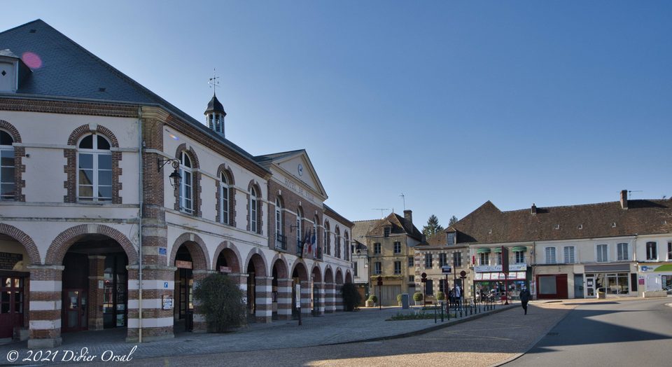 Halles et mairie de Longny