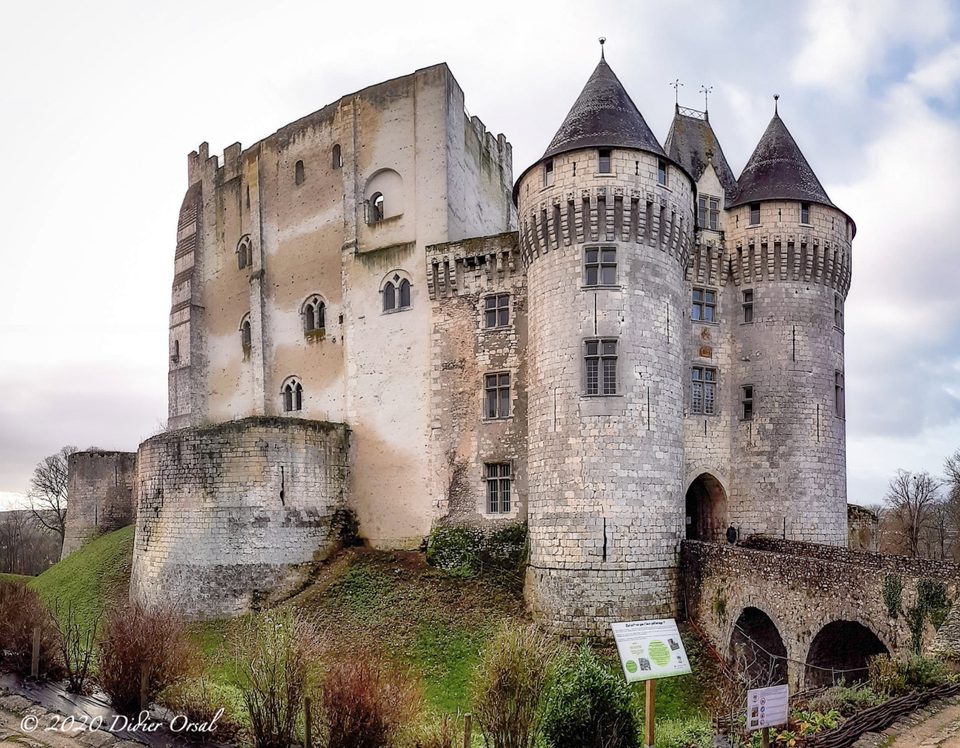 Accès au château depuis la place du 11 août