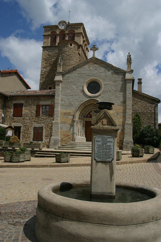 Fontaine sur la place de l'église à Longes