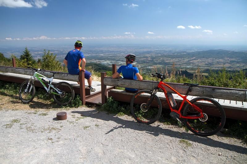 Col du Gratteau avec vue sur la vallée