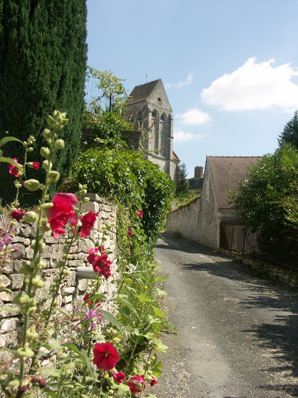 V3, De petites routes en chemins, une forêt, des villages de pierre et une abbaye