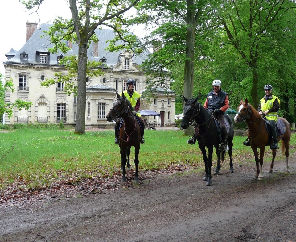 Cavaliers devant la maison du Parc