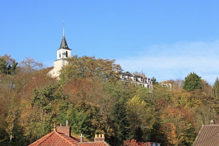 Eglise de Châteaufort dominant le village