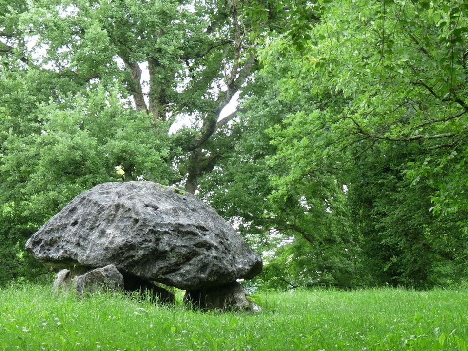 Le tour du dolmen  