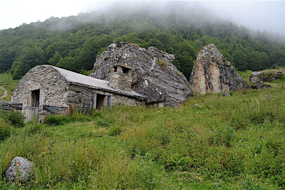 Le refuge d'Arrémoulit au départ du Caillou de Soques