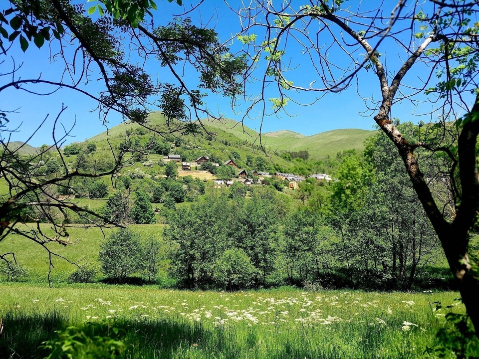 La rando démarre par un sentier bucolique et ses premières vues dégagées