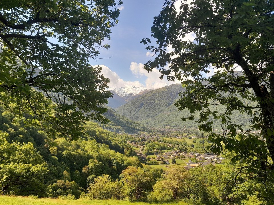 En montée, la jolie vue sur les sommets