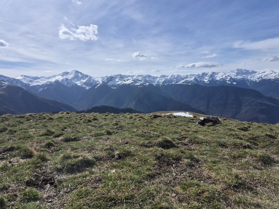 Panorama sur la chaine des Pyrénées enneigée