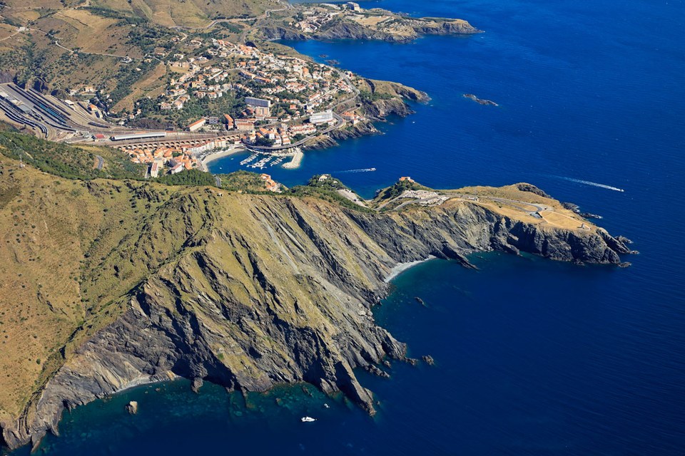 (E 12-Sentier Littoral/guide OTI) Cerbère/Plage de Peyrefite - Col des bélitres