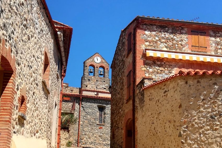 Une ruelle de Vivès et son clocher