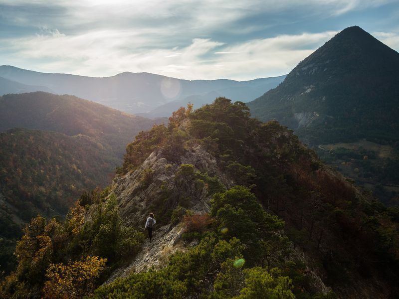 Le sentier passe de col en col et offre une vue panoramique