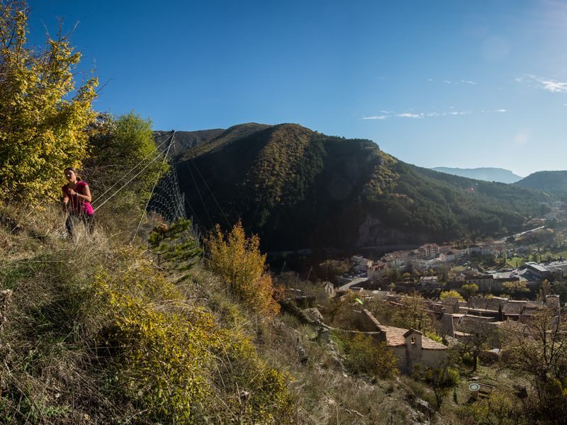 Le sentier surplombe le village de Serres