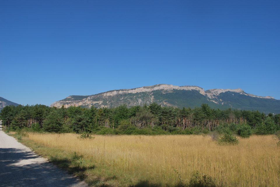 Le Rocher de Beaumont à l'horizon
