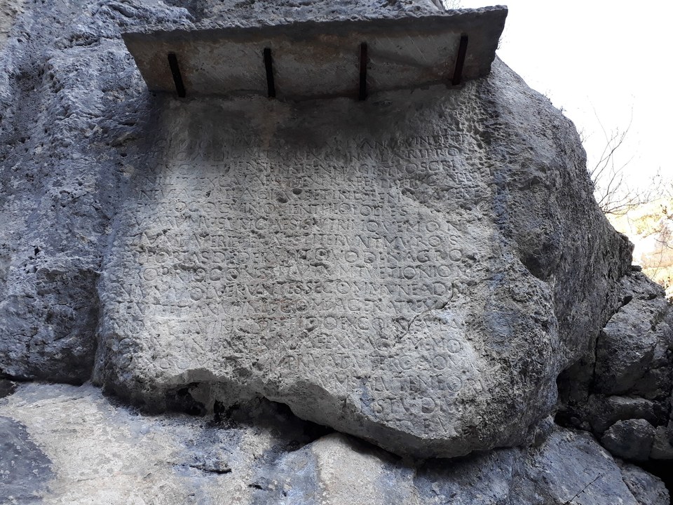 La fameuse Pierre Ecrite, gravée au VIème s.