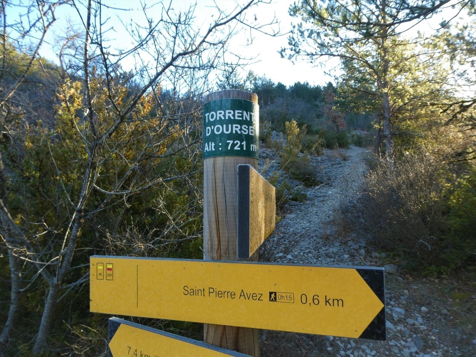 Suivre les indications signalétiques en chemin