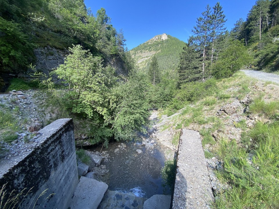Portion sur piste, le long du ruisseau
