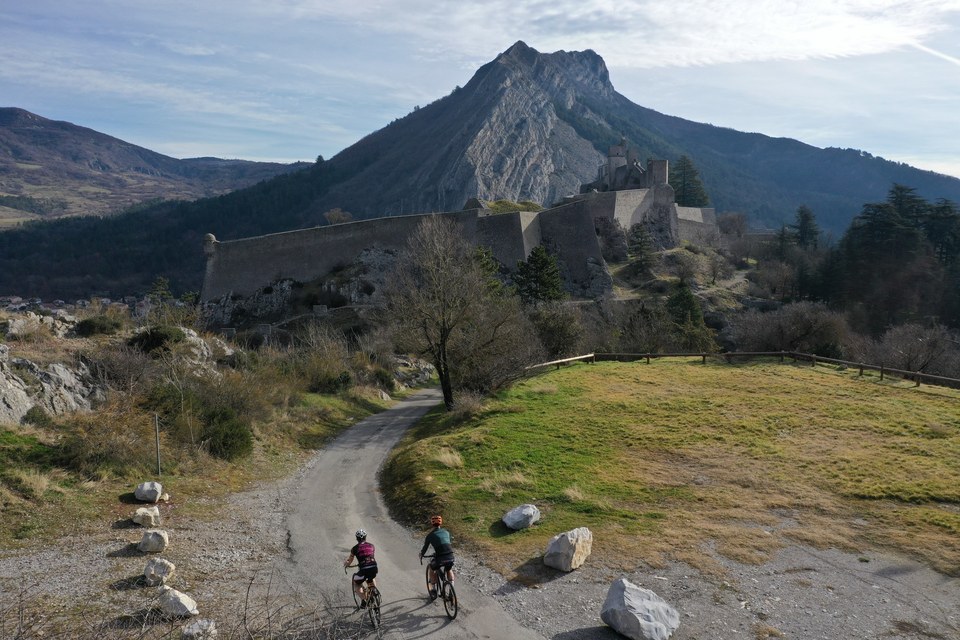 Piste surplombant Sisteron