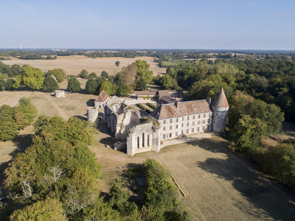 Abbaye_Royale_de_la_Reau_-_Saint-Martin-l_Ars-Momentum_Productions_Mickael_PLANES-6391