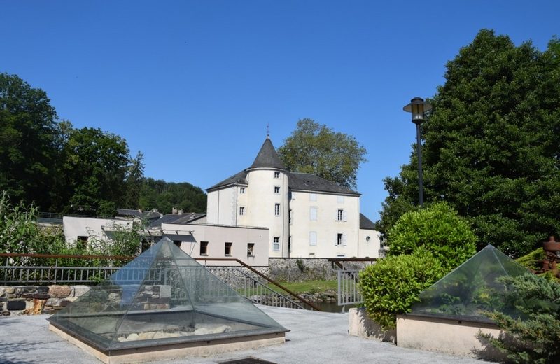 Pyramide devant château à Brassac