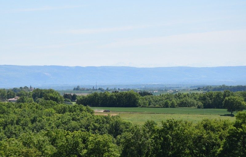 Paysage de Montfa avec vue sur la Montagne Noire et les Pyrénées