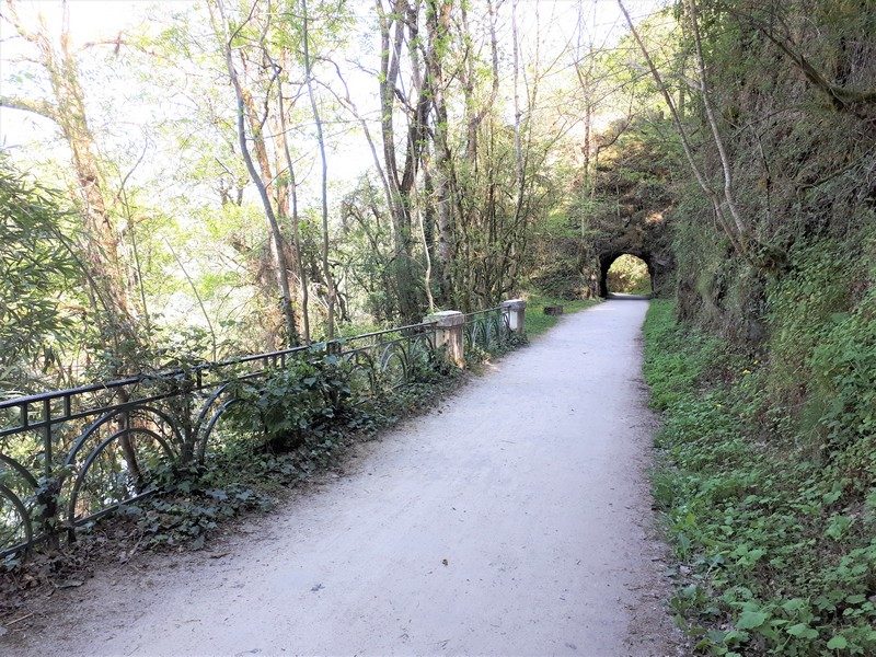Petit tunnel sur le chemin des fontaines