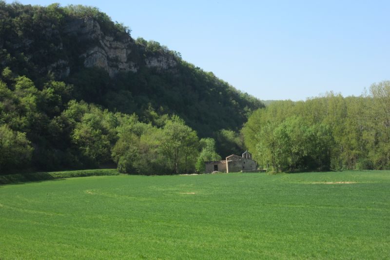 Vue de la chapelle St-Projet depuis le chemin.
