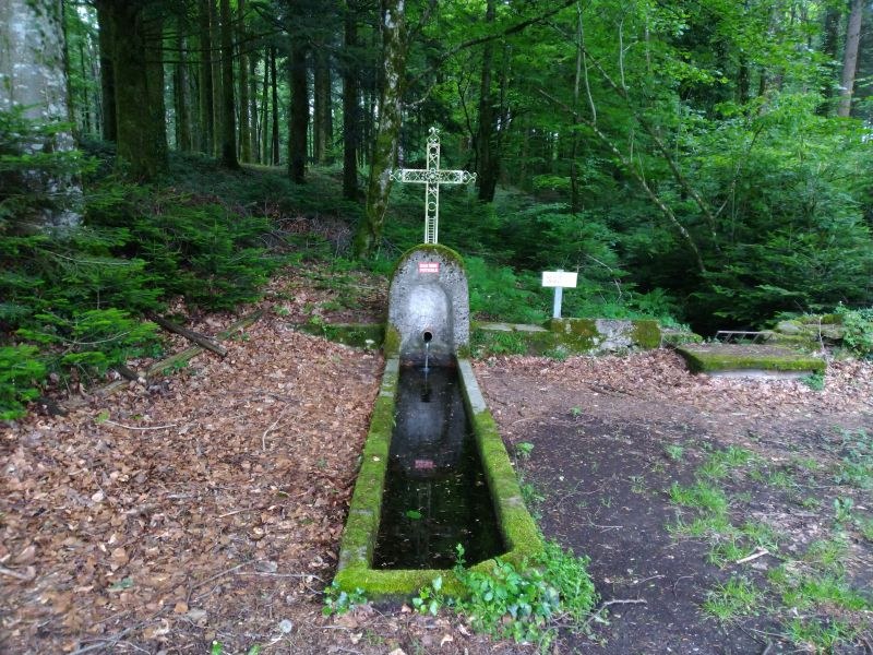 Fontaine-bassin surmonté d’une croix