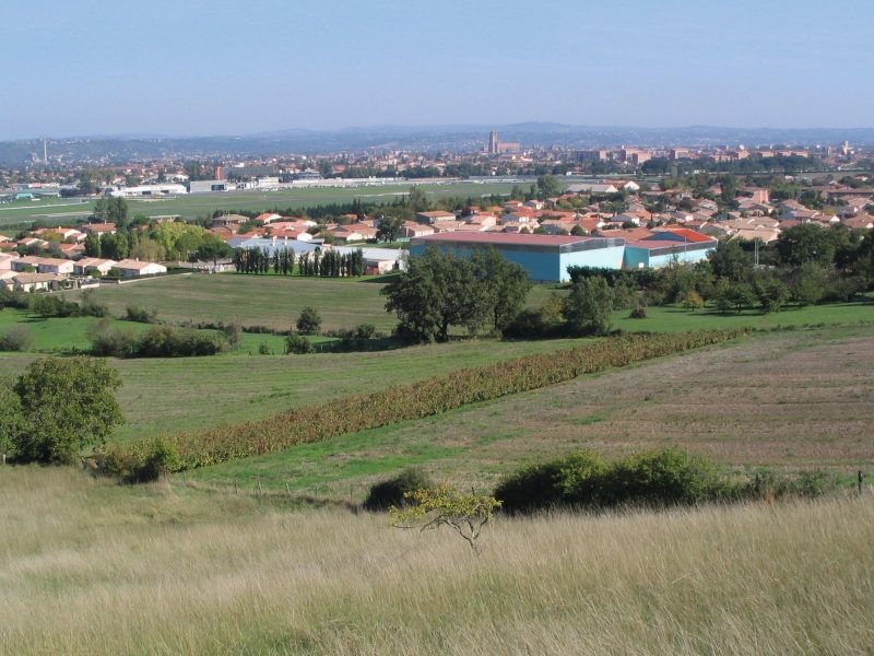 Sur les hauteurs, l'horizon s'ouvre sur une vue panoramique. Au premier plan, la cathédrale d'Albi.