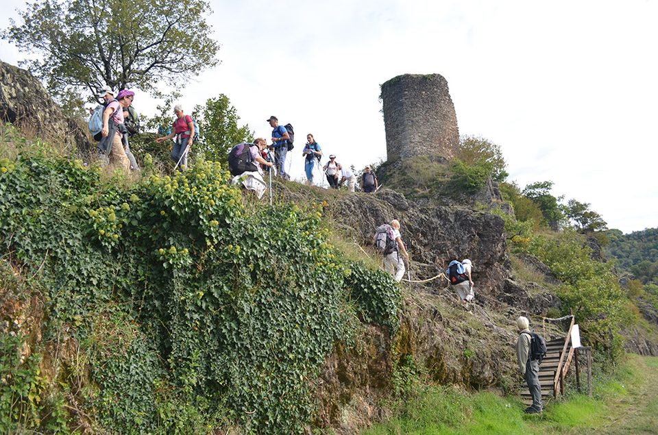 Randonneurs descendant du château de Thuriès