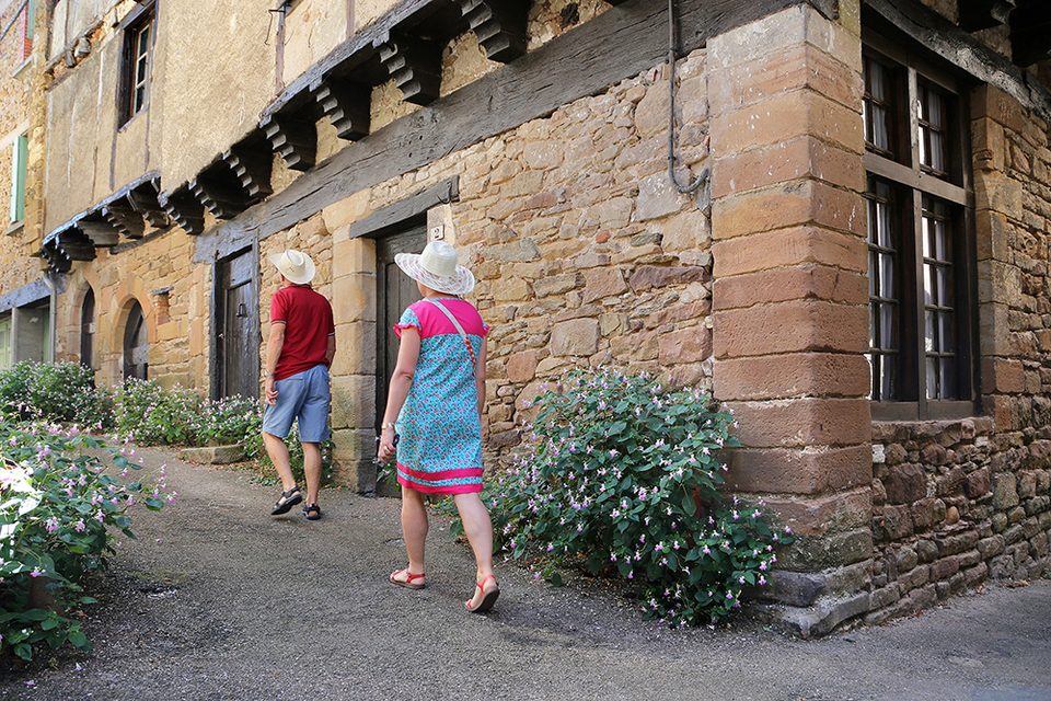 Promeneur dans les ruelles de Monestiés