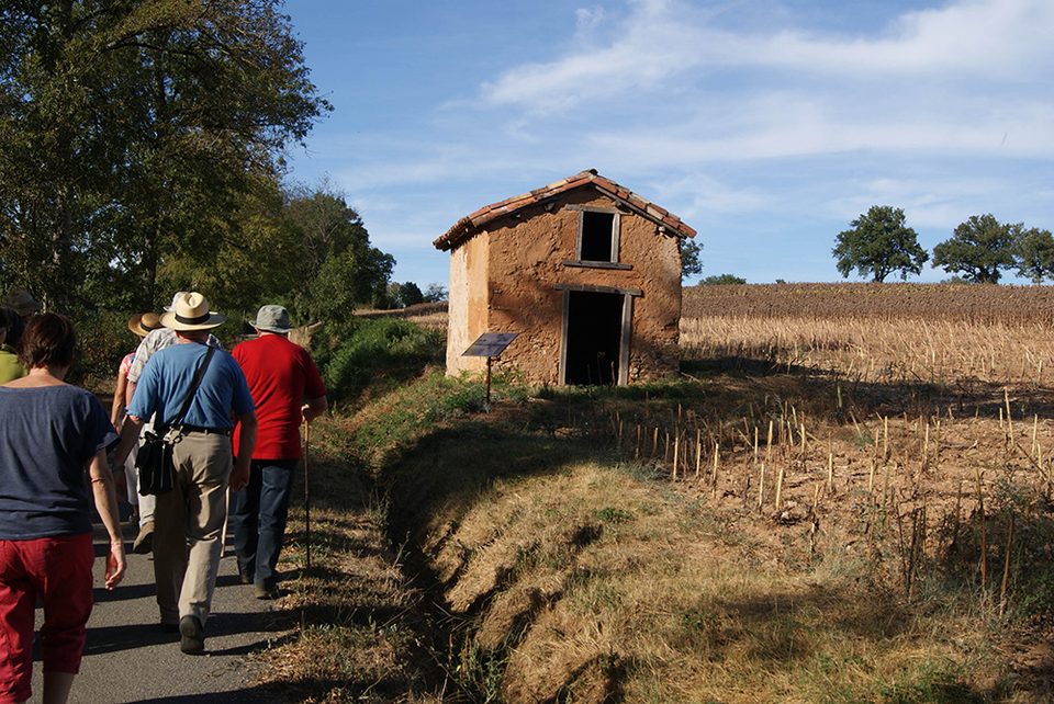 Randonneurs devant un oustal