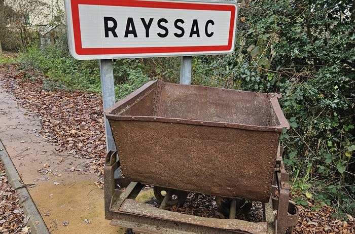 Wagon des anciennes mines à l'entrée du village