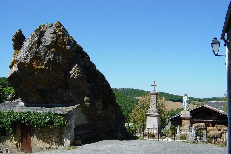 Rocher dans le village
