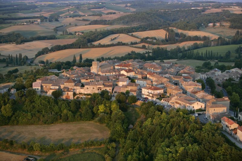 Vue aérienne de Castelnau de Montmiral