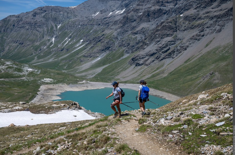 Descente en direction du lac de la Sassière depuis le col de la Bailletaz