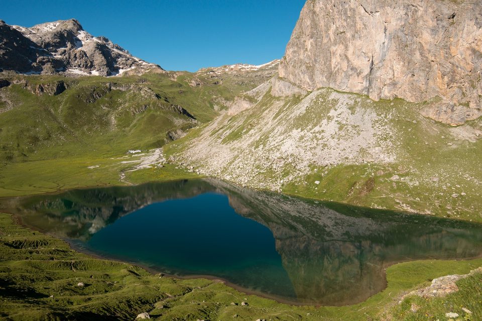 Le lac de la Plagne et le Refuge Entre le Lac en arrière plan