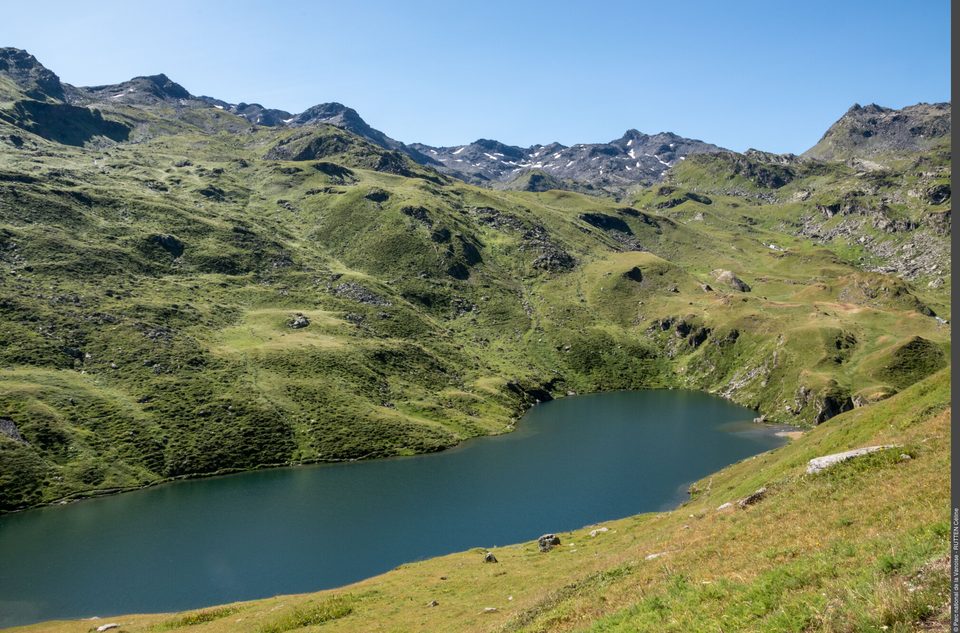 La boucle de Roche Jaille : un sentier face au Grand Perron des Encombres