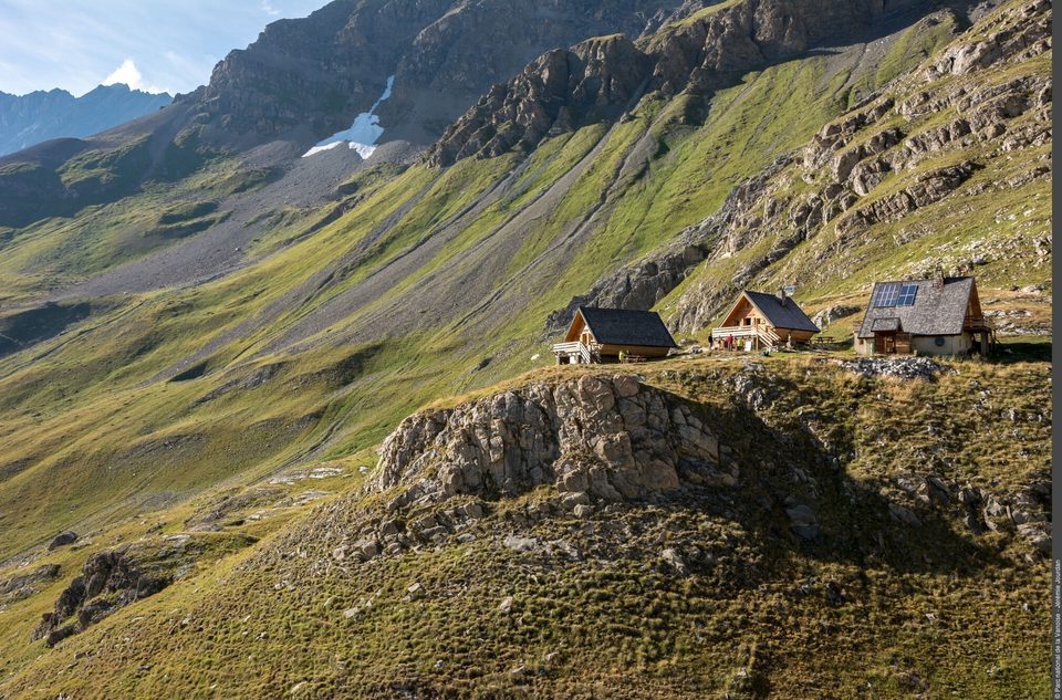 Les trois chalets du refuge PNV de la Leisse