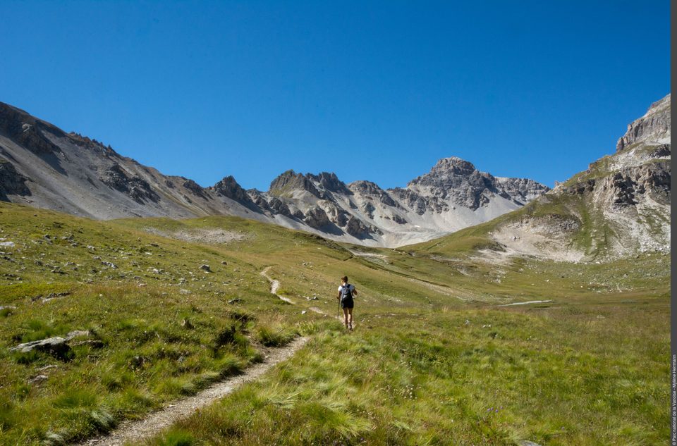 Sentier qui traverse le Vallon de la Sache et qui mène au Col de la Sachette
