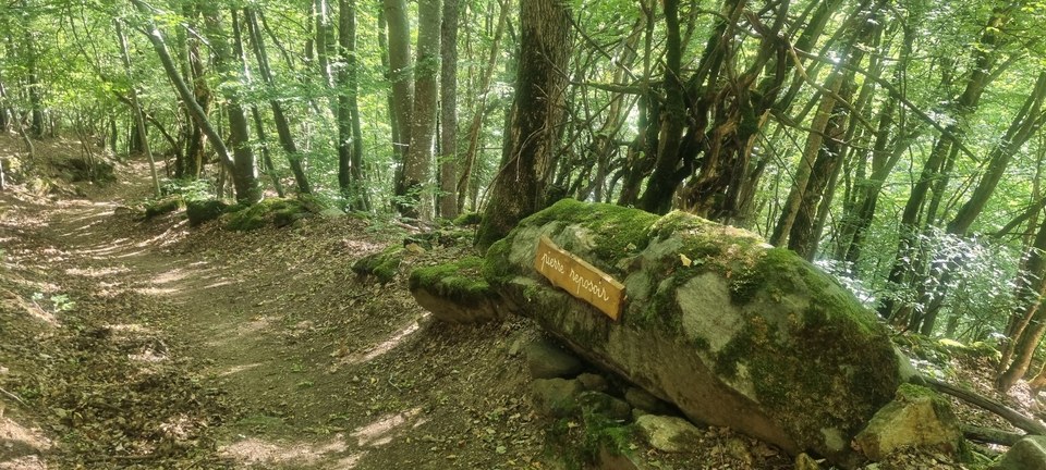 Pierre du reposoir sur chemin des morts