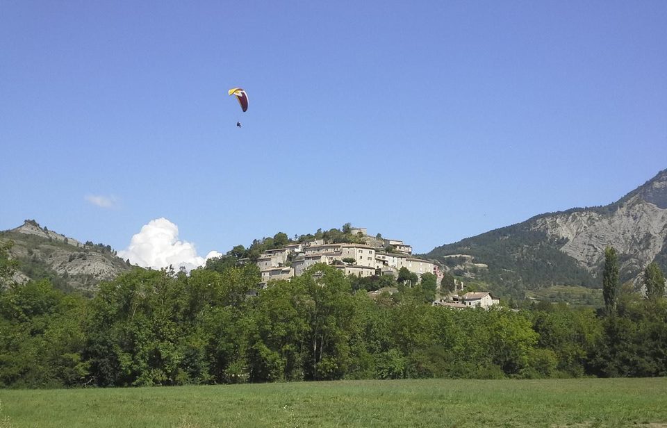 PR20_Parapentiste_villageAurel(c)L.Pascale