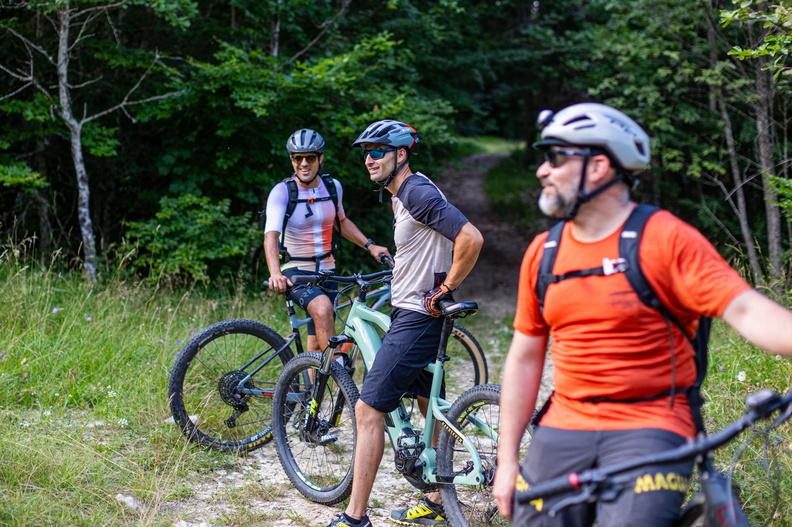 VTTistes dans les forêts du Vercors Drômois