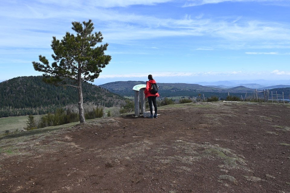 Table d'orientation et vue sur la Chaîne des puys