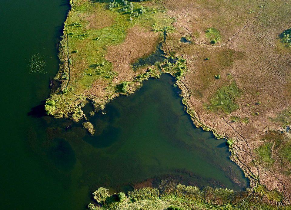 Les bords du lac vue du ciel