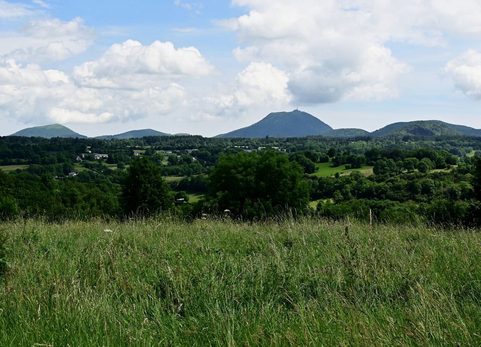 Une vue sur la chaîne des Puys