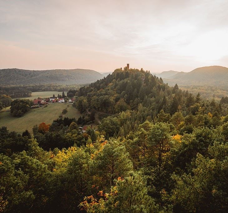 Vue sur les ruines et le hameau du Waldeck